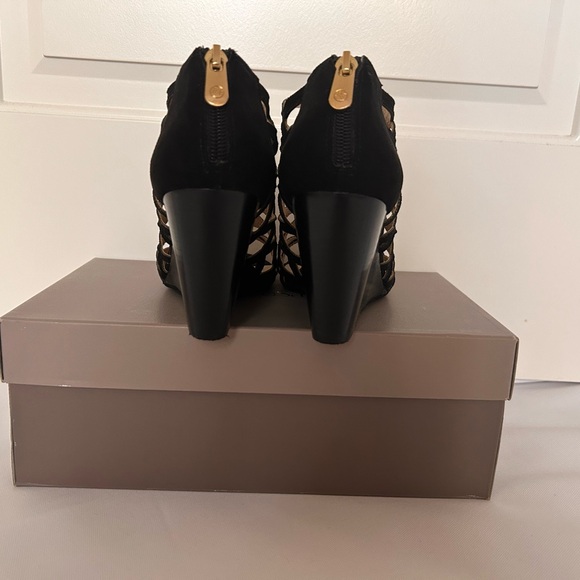 NEW $115 ADRIENNE VITTADINI ALBY BLACK SUEDE STRAPPY CAGE SANDAL - Picture 6 of 7